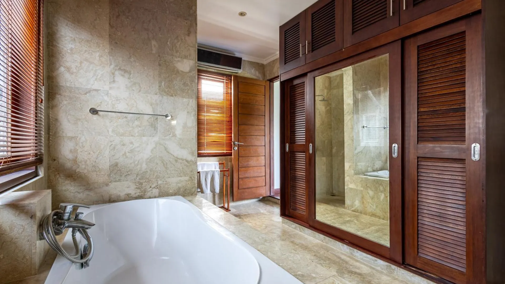 New Deluxe Resort - Jacuzzi And Private Sauna Seminyak  Villa